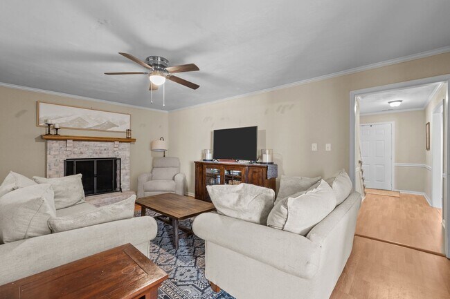 Building Photo - Spacious 4-Bed, 3-Bath Home in Virginia Beach!