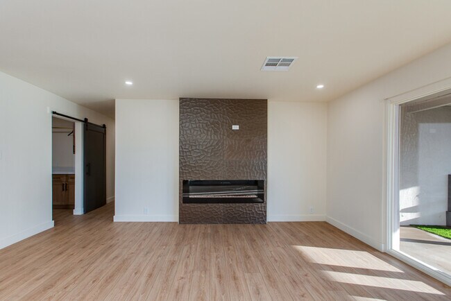 Building Photo - Beautiful 4 Bedroom, 3 Bath Home on an Oversized 18,000 Sq Ft Lot