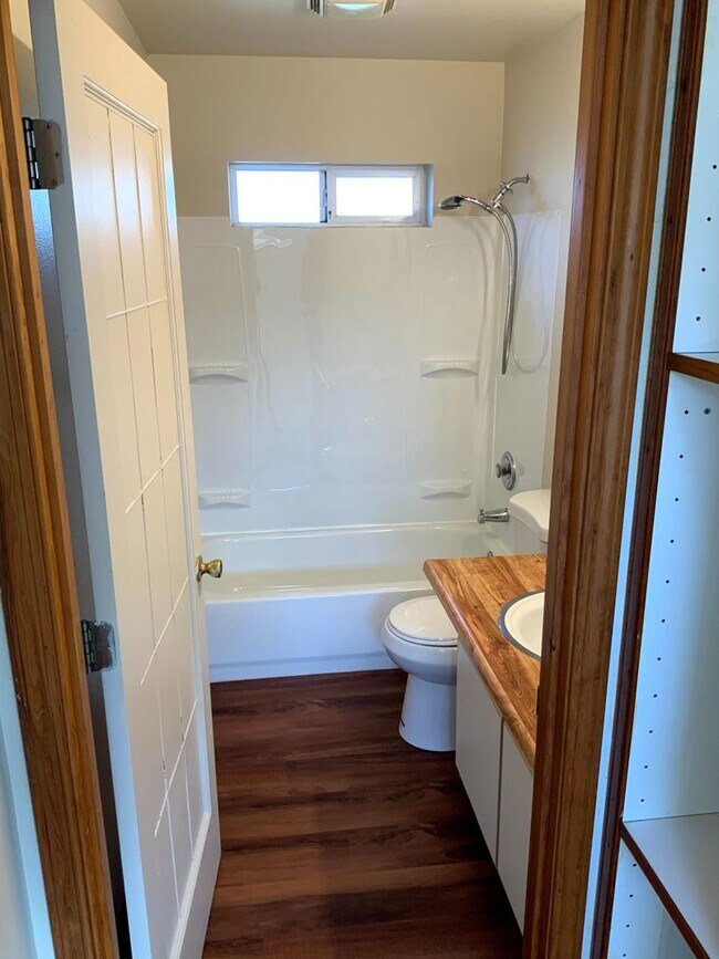 Building Photo - 2 Bedroom in Bethel-Danebo Area