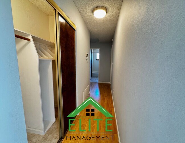 Building Photo - Charming 3?Bed/2?Bath Rosemont Ranch — Mod...