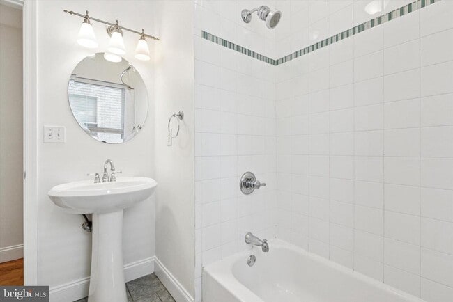 Building Photo - 1538 Christian St