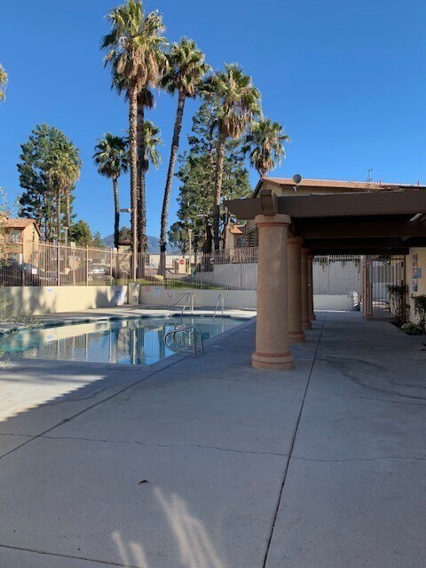 Building Photo - 3 Bedroom Condo in Mentone