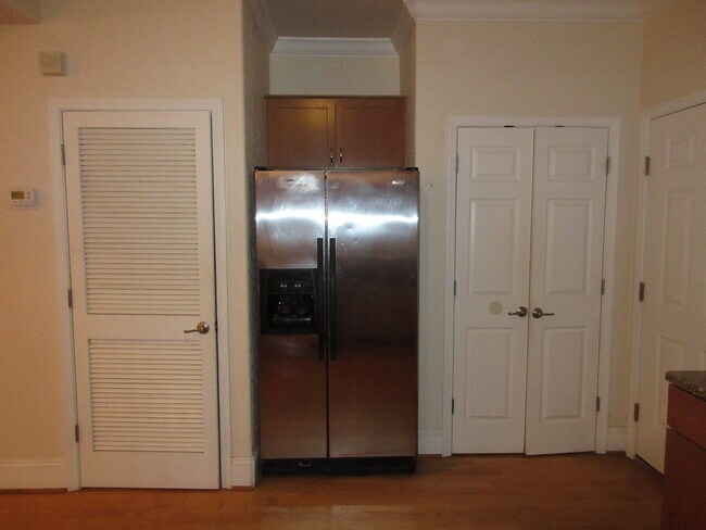 Building Photo - Great Townhome near Downtown