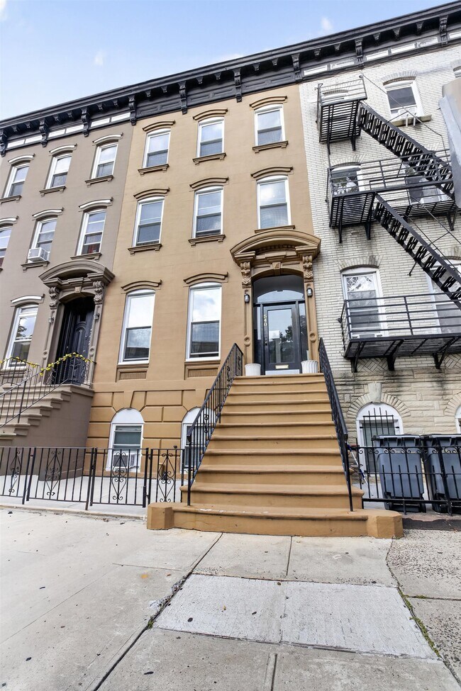 Building Photo - 540 Bramhall Ave