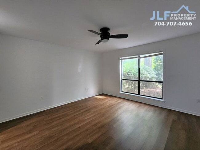 Building Photo - Great 2 bed/2 bath Condo in Convenient Charlotte Area!