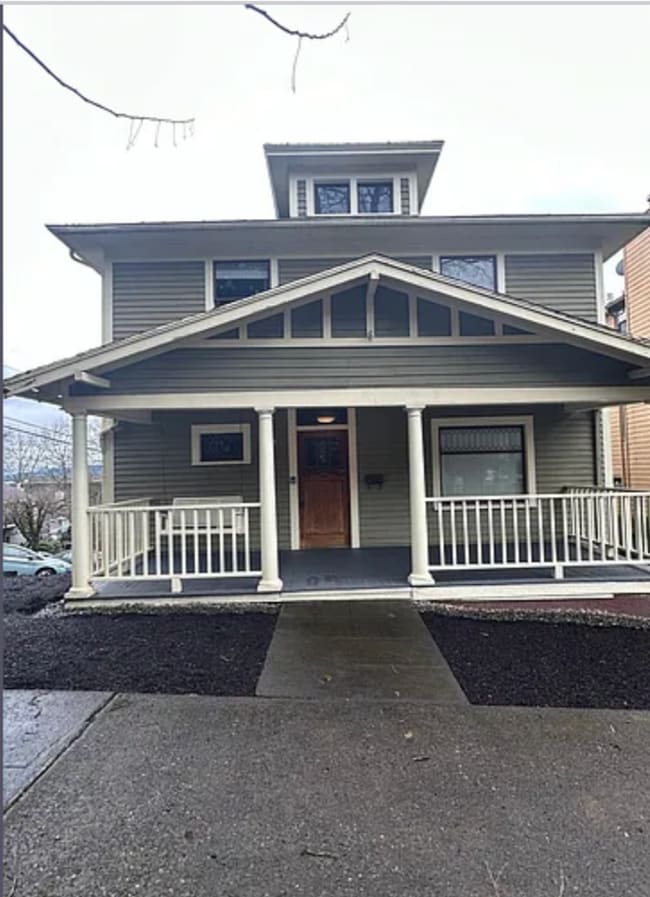 Building Photo - 4-Bedroom Home in SW Portland! Hardwood floors, spacious deck, full basement, separate entry for ...