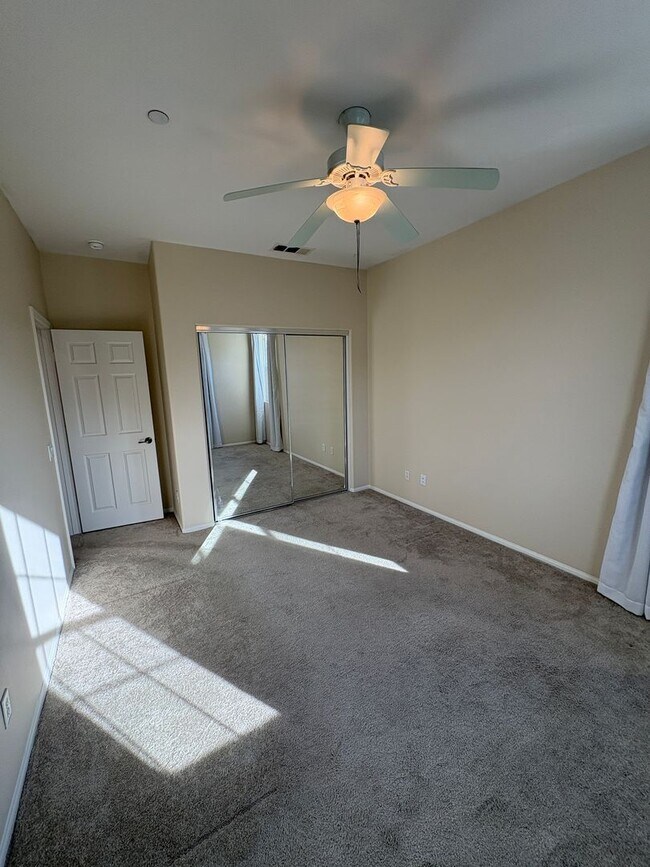 Building Photo - Spacious Townhome in Ventura!