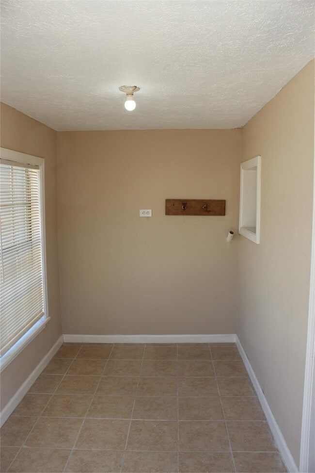 Building Photo - 7739 Greendowns St