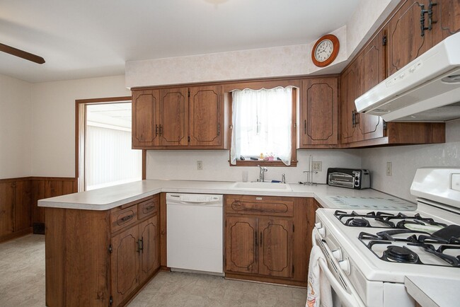 Building Photo - Charming 3 bedroom/2 bath House, Parma!