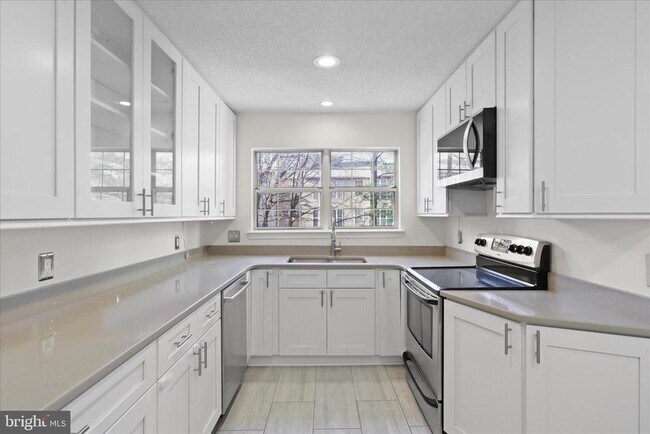 Building Photo - 12018 Golf Ridge Ct