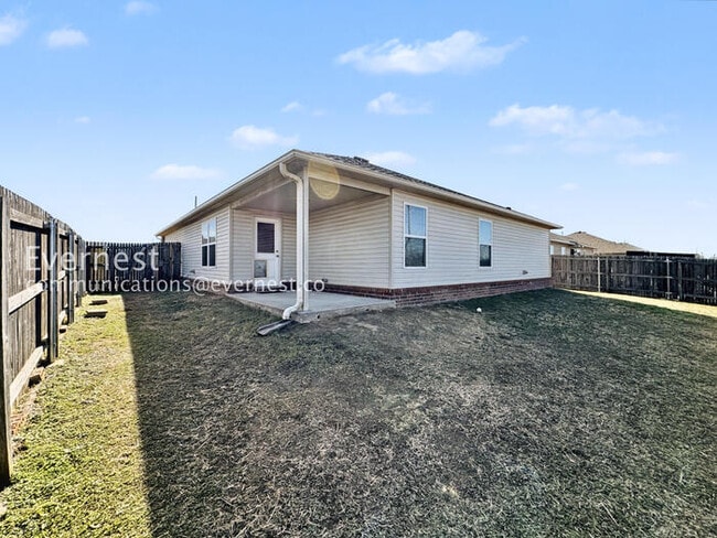 Building Photo - 3 Bed/2 Bath Home with Fenced Yard & Garage / Pet-Friendly / Available Soon!