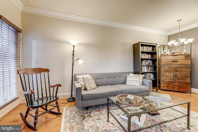 Building Photo - Waterfront Townhome Living in Sought-After Alexandria Location