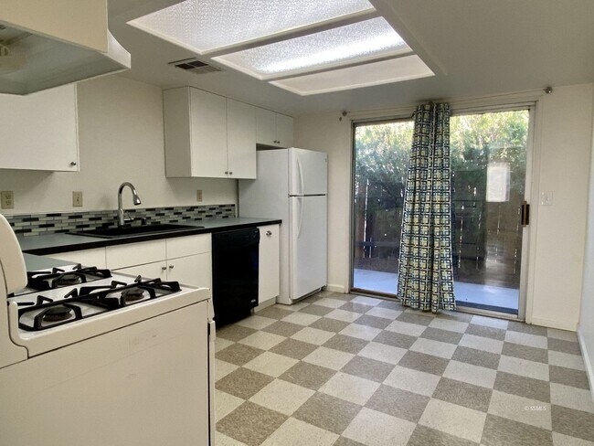 Building Photo - ATK1016-Placement