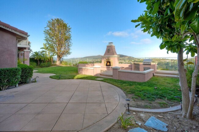 Building Photo - Executive Home with Views!