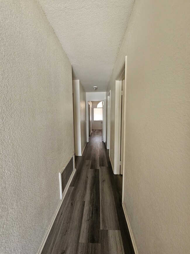Building Photo - 655 Silverwood St