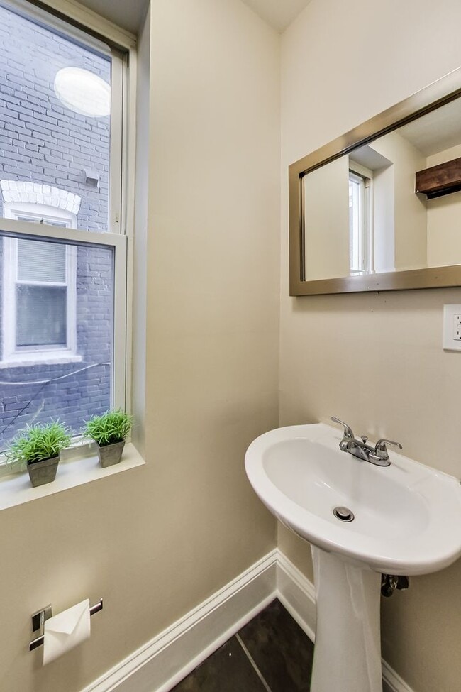 Building Photo - Spacious 3bd/2.5 bath updated townhome in ...