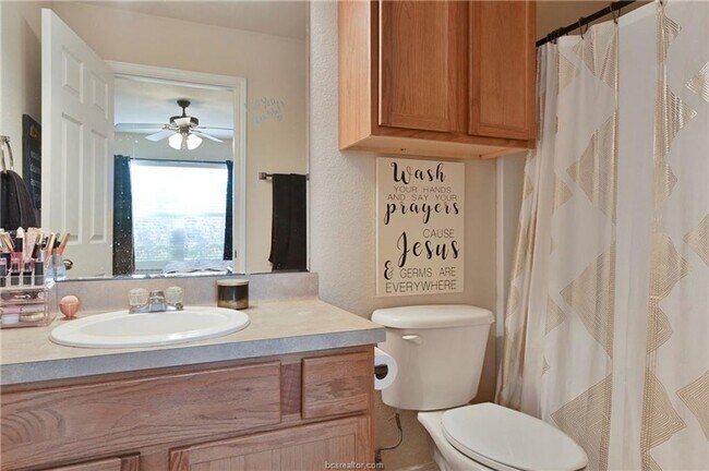 Building Photo - AUGUST 2026-2027 PRE-LEASE!! Don't miss th...