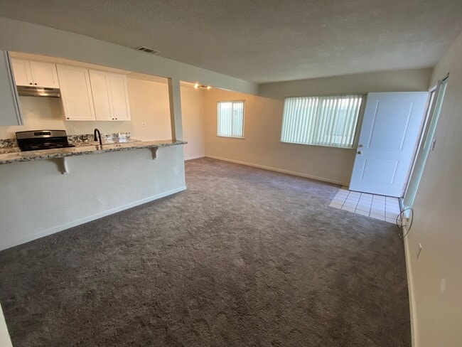 Building Photo - Remodeled 2 bedroom 1 bath townhouse