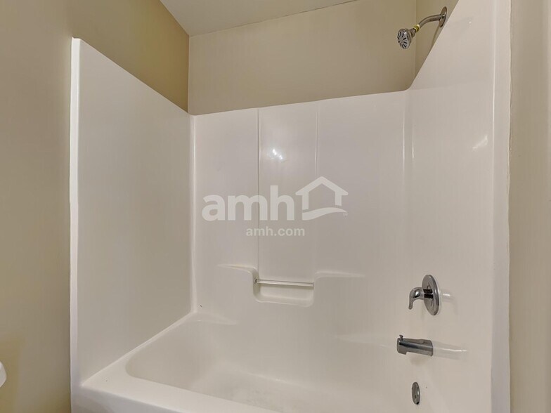 Building Photo - 1 Amber Dr