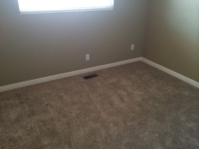 Building Photo - 3 Bedroom Townhome with Fenced Yard in Wes...