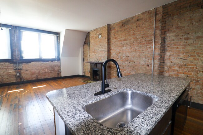 Building Photo - 2611 Short Vine St