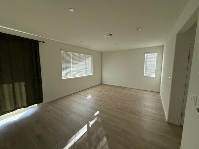 Building Photo - Beautiful 2 Story Home Ready To Be Home!