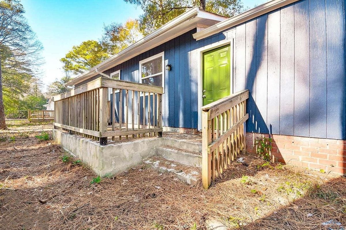 Building Photo - 185 Oak Dr SW