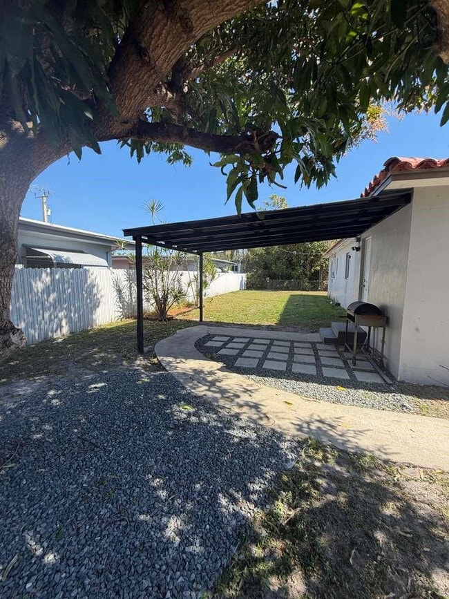 Building Photo - 2815 Van Buren St