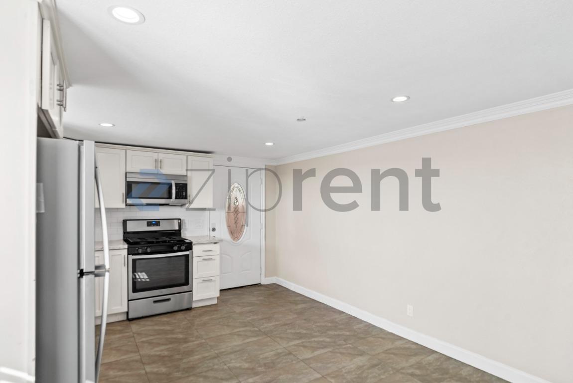 Building Photo - Unit A