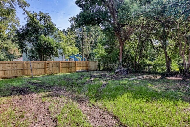 Building Photo - Renovated 2 bdrm home in East Savannah