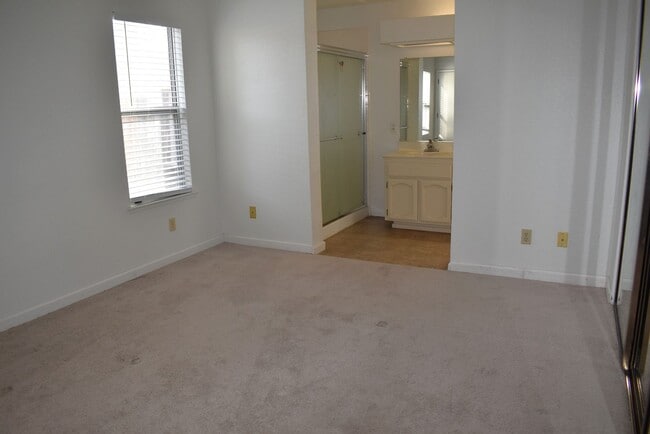 Building Photo - 9435 Soaring Oaks Dr