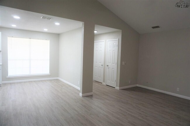 Building Photo - 1112 Lisa Ln