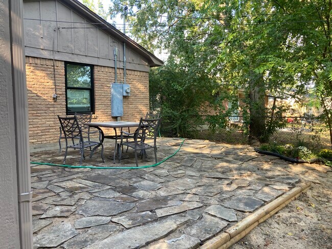 Patio - 1704 W Birge St