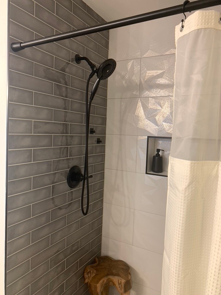 Bedroom 3 Newly tiled shower - 5401 NE 66th Dr