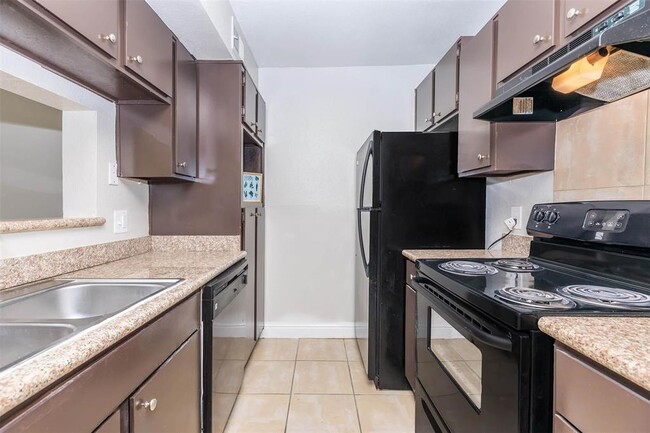 Building Photo - 15615 Blue Ash Dr