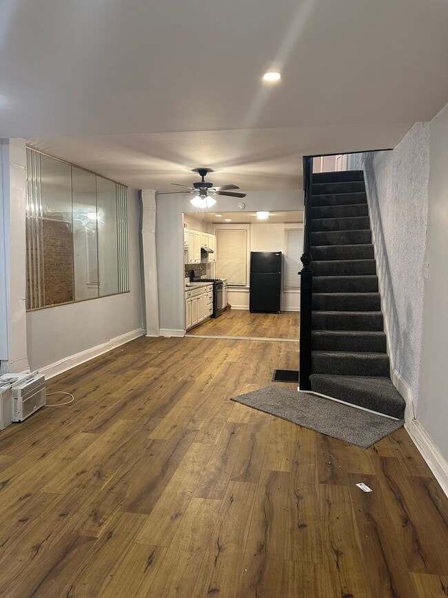 Building Photo - Spacious Rooms! Finished Basement! W/D Hook-Up!! Available Now!