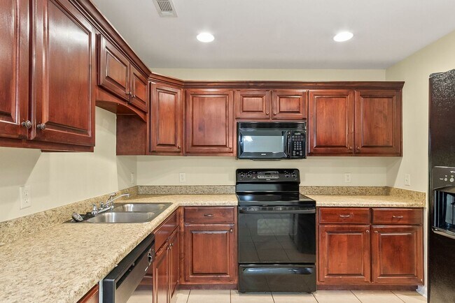 Building Photo - Nice 3 Bed 2 Bath Available Now! Book Your Tour Today!