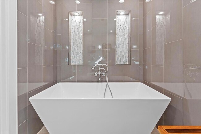 Building Photo - 135 93rd Ave