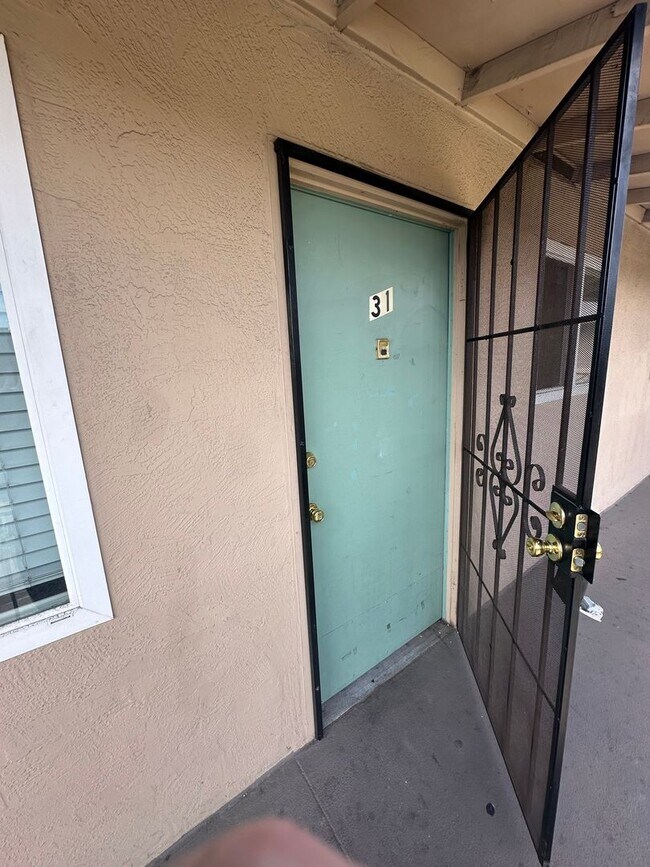 Building Photo - 1 bedroom apartment with off street parking