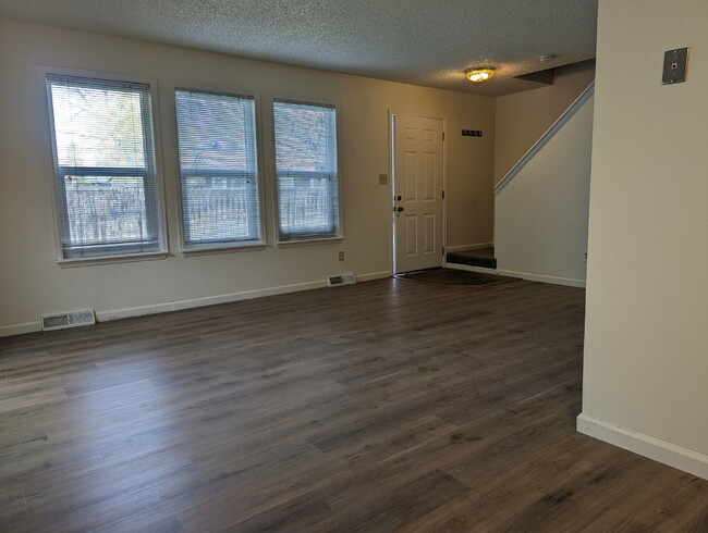 Building Photo - Great condo in Central Longmont!