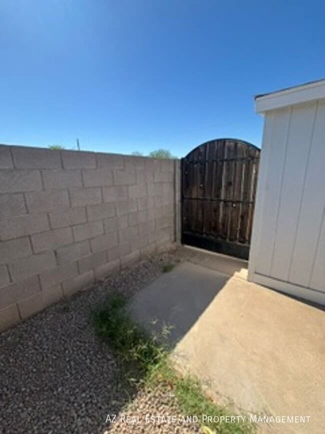 Building Photo - 502 E Cody Dr