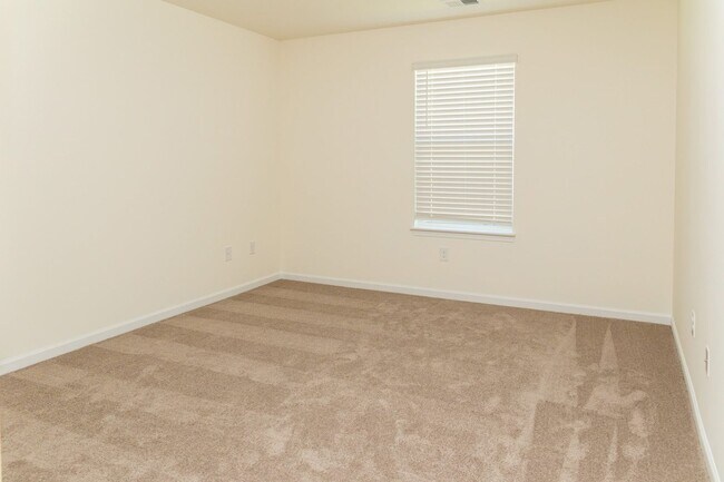 Building Photo - Move In Ready!!