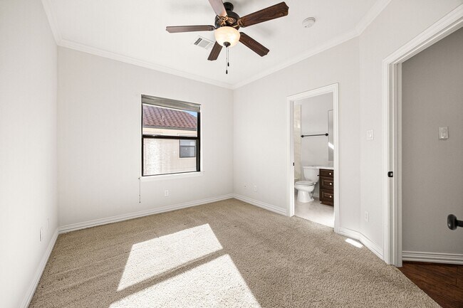 Building Photo - 7227 Laguna Villas