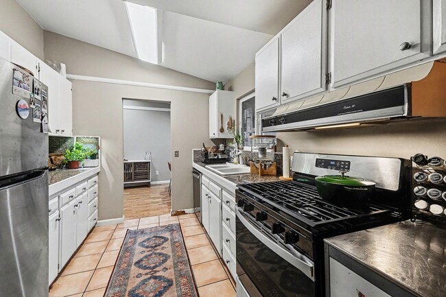 Building Photo - Charming 3-Bedroom Single-Family Home in Bellevue - $3,600!!