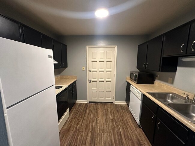 Building Photo - 1235 Buckingham Dr