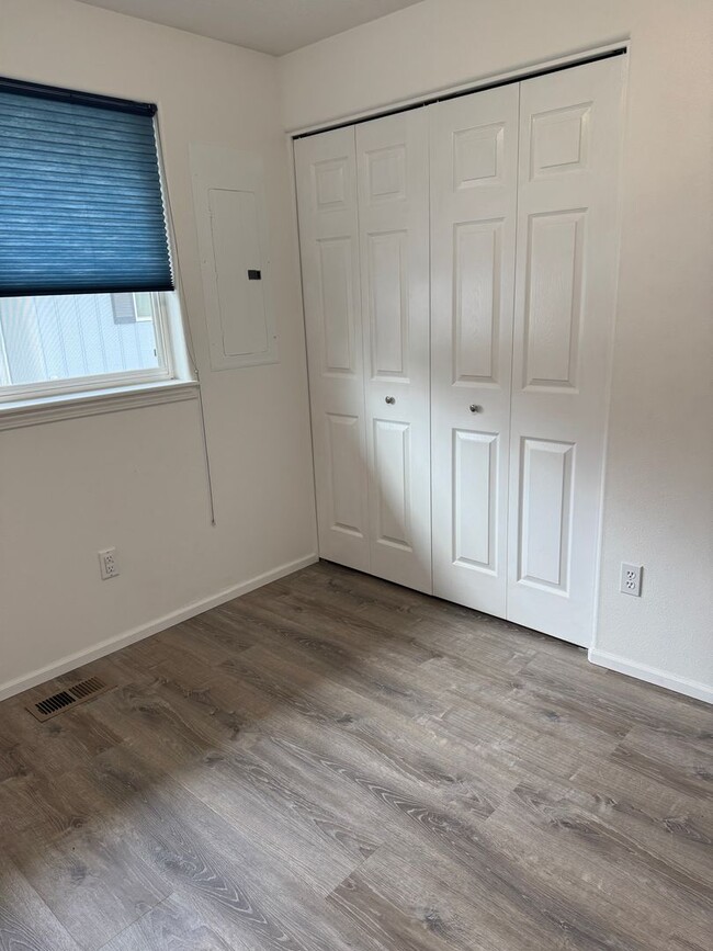 Building Photo - Available now!!! Beautiful Springfield Condo in 55 and over community!