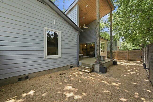 Building Photo - 919 E 51st St