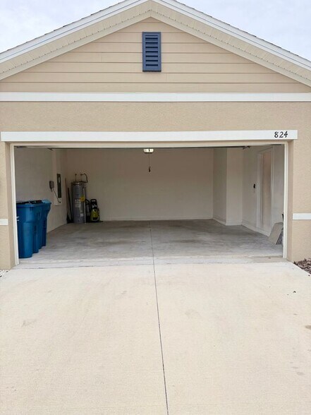 Building Photo - 824 Horsetail Dr