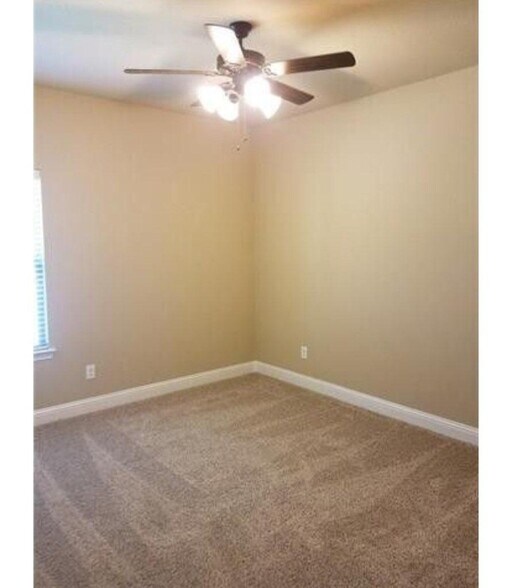 Building Photo - 638 Teakwood Dr