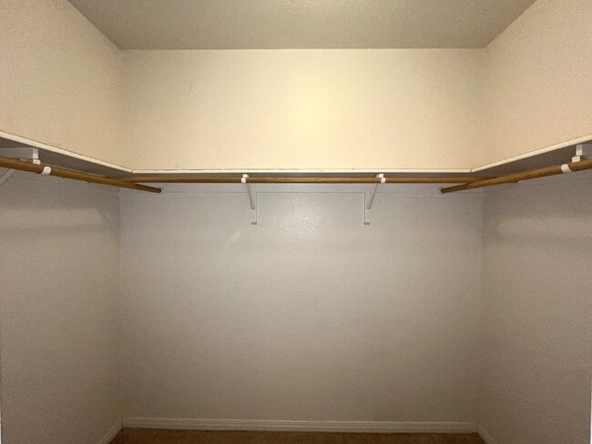 Building Photo - Duplex in Surrey Ridge!